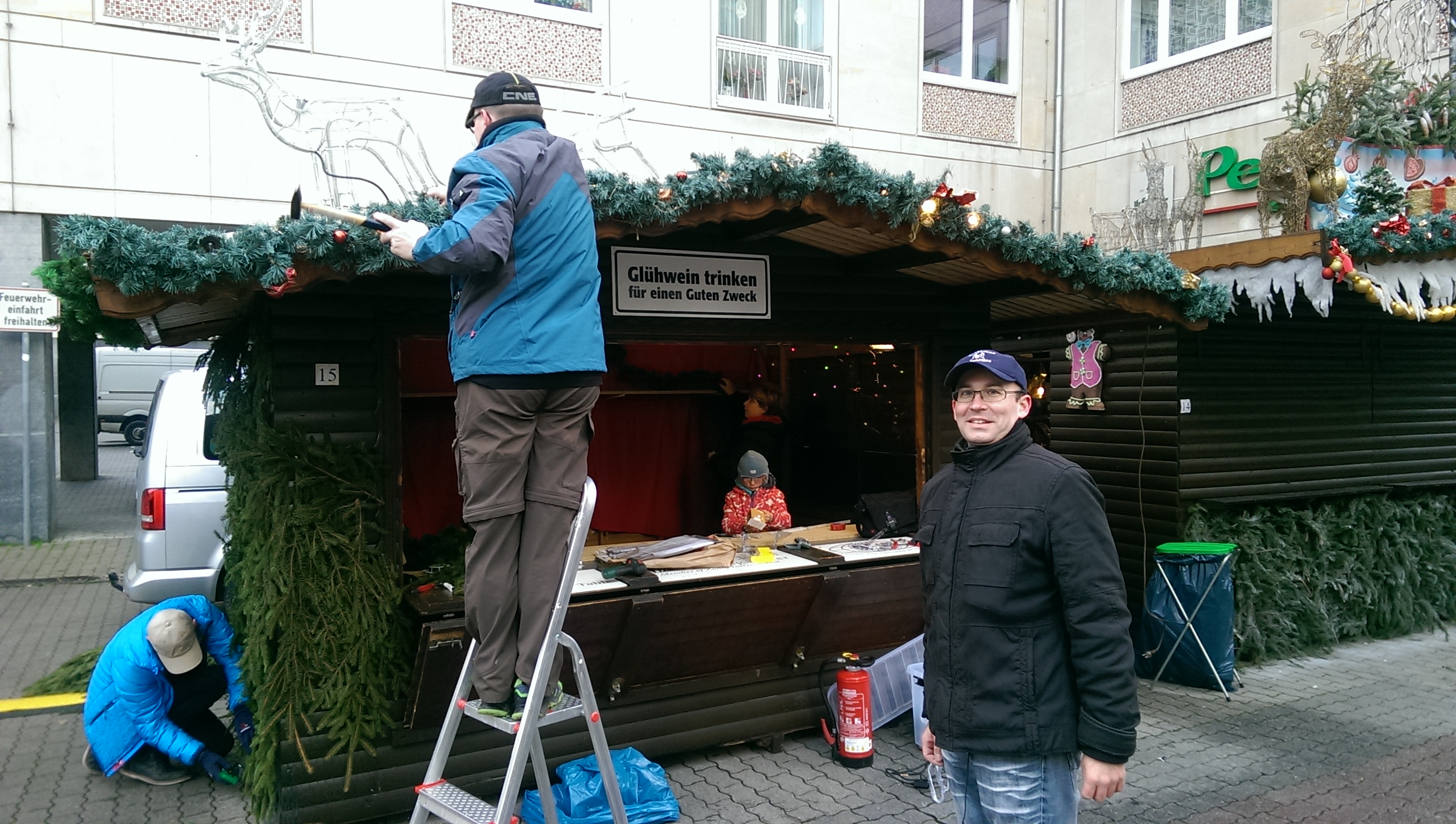 Zonta Club Leipzig Elster Glühweinstand auf dem Leipziger Weihnachtsmarkt im Salzgässchen