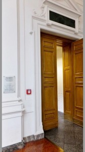 Eingang zum Lesesaal mit Hinweis zum Wandbild „Perspektive“ Foto: privat